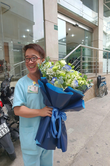 khách hàng mua bó hoa hồng xanh tại hoa việt 247