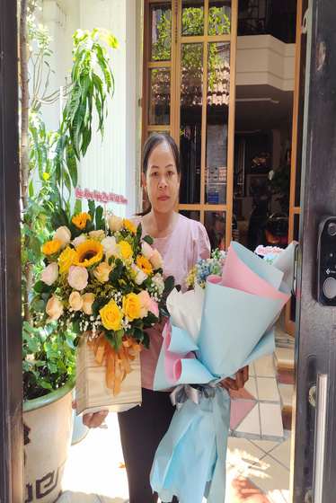 khách hàng mua giỏ hoa hồng vàng tại hoa việt 247