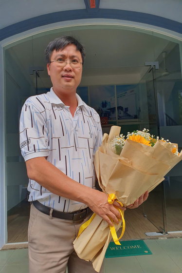 khách mua bó hoa hồng vàng nhỏ tại hoa việt 247