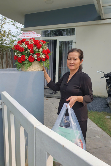 khách mua giỏ hoa hồng hoa việt 247
