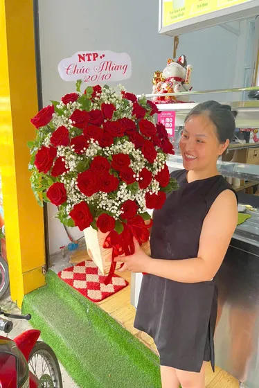 khách mua giỏ hoa hồng tại hoa việt 247