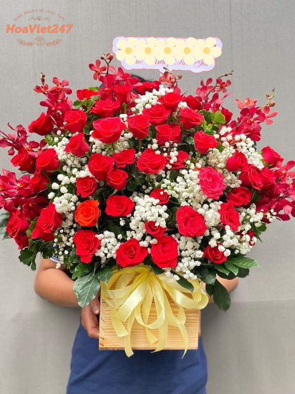 giỏ hoa màu đỏ tại cửa hàng hoa khai trương quận 9