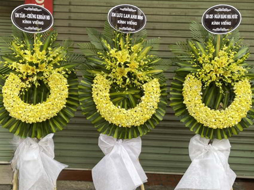 vòng hoa tang lễ tại shop hoa tươi quận 2