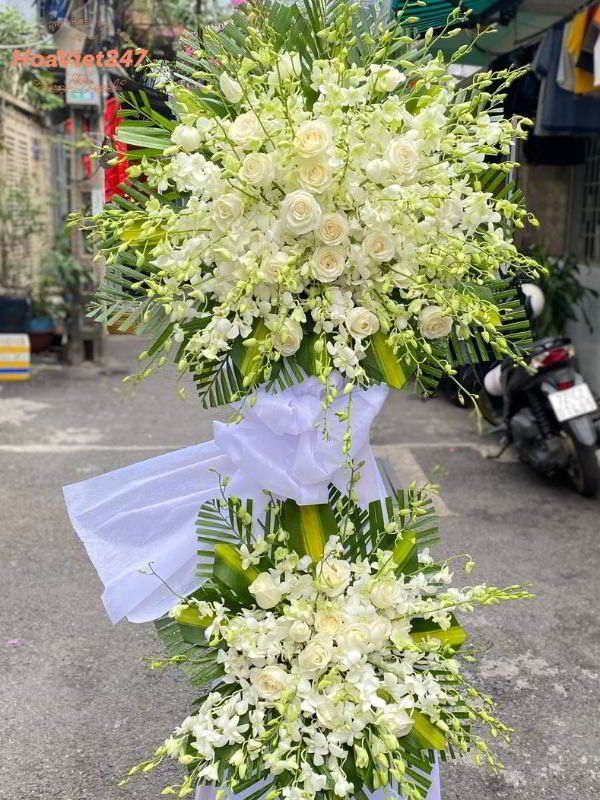 kệ hoa buồn đẹp tông trắng dùng trong đám tang