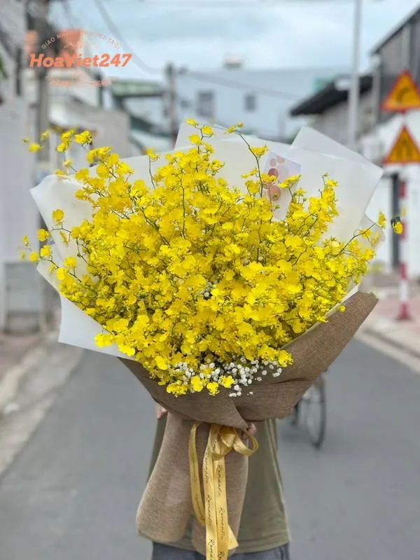Tặng hoa tông vàng làm hoa đai biểu