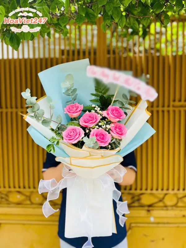 Bó hoa hồng tặng công an nữ