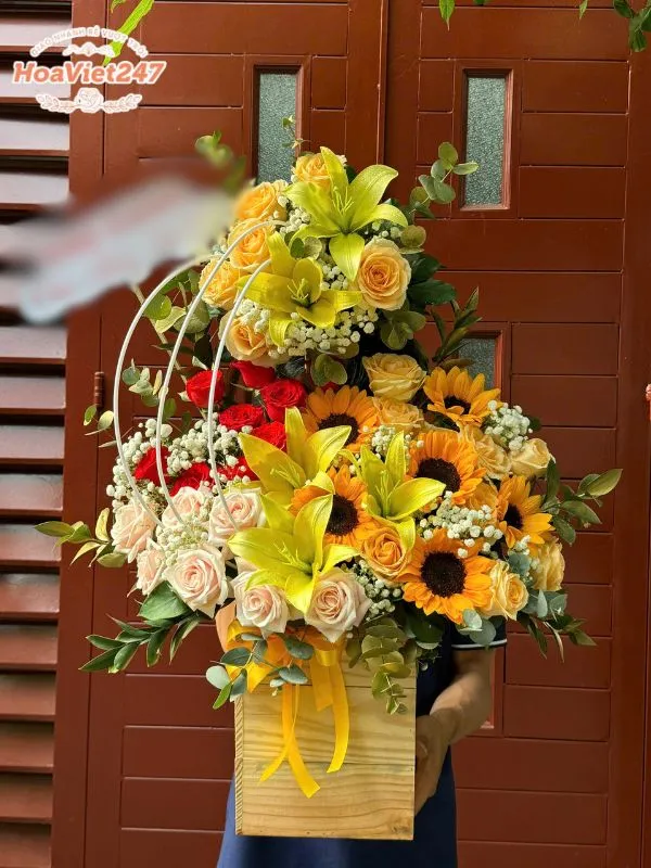 Giỏ hoa hai tầng phù hợp tặng ngày công an nhân dân