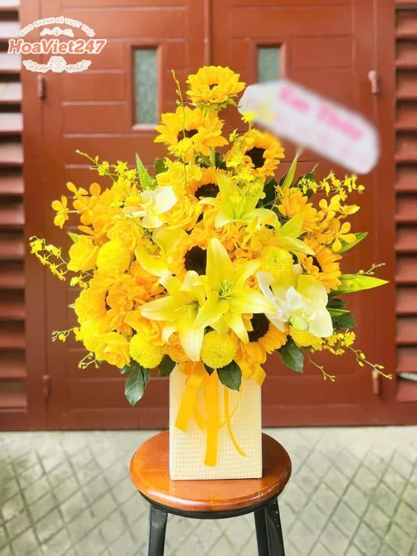 Giỏ hoa tông vàng tôn vinh ngày Công An Nhân Dân