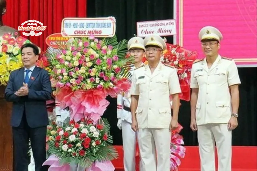 tặng hoa chúc mừng truyền ngày công an nhân dân 