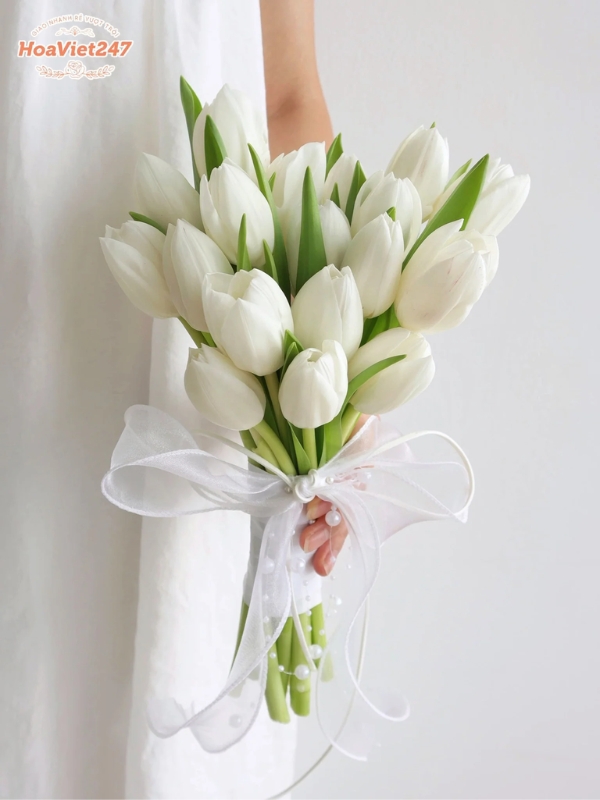 Bó hoa cưới Tulip trắng tinh khôi cho cô dâu