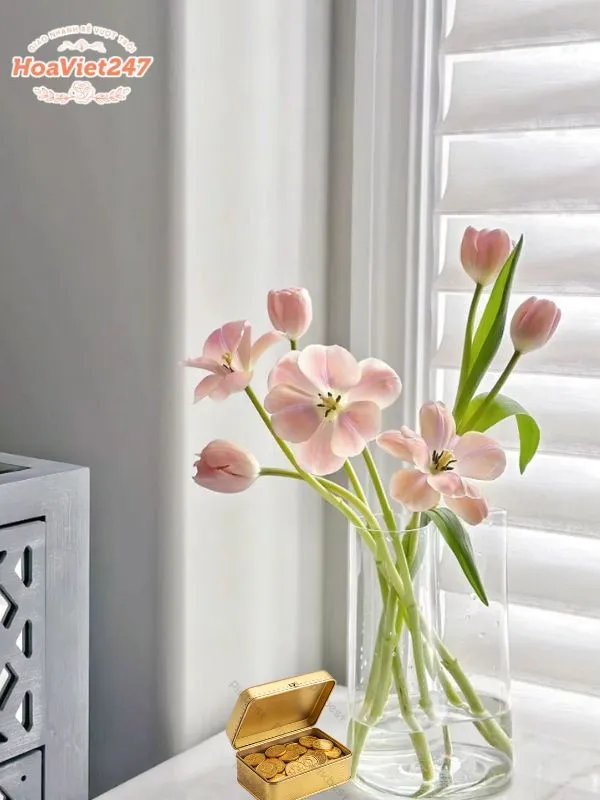 pha nước cắm hoa với đồng xu để giữ hoa tươi lâu 