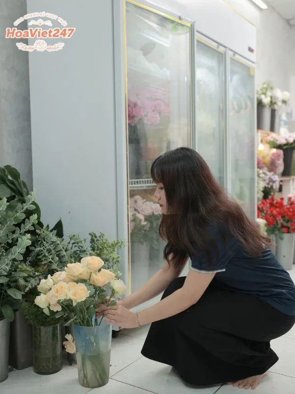 thường xuyên thay nước cho hoa để hoa tươi lâu